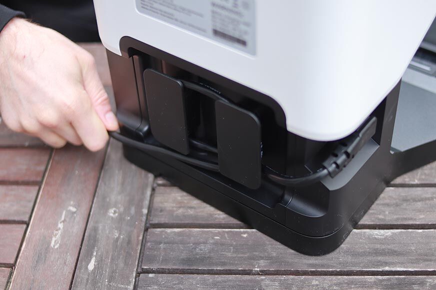 Das Stromkabel von der Absaugstation des Roborock Q7 Max+ wird aufgerollt